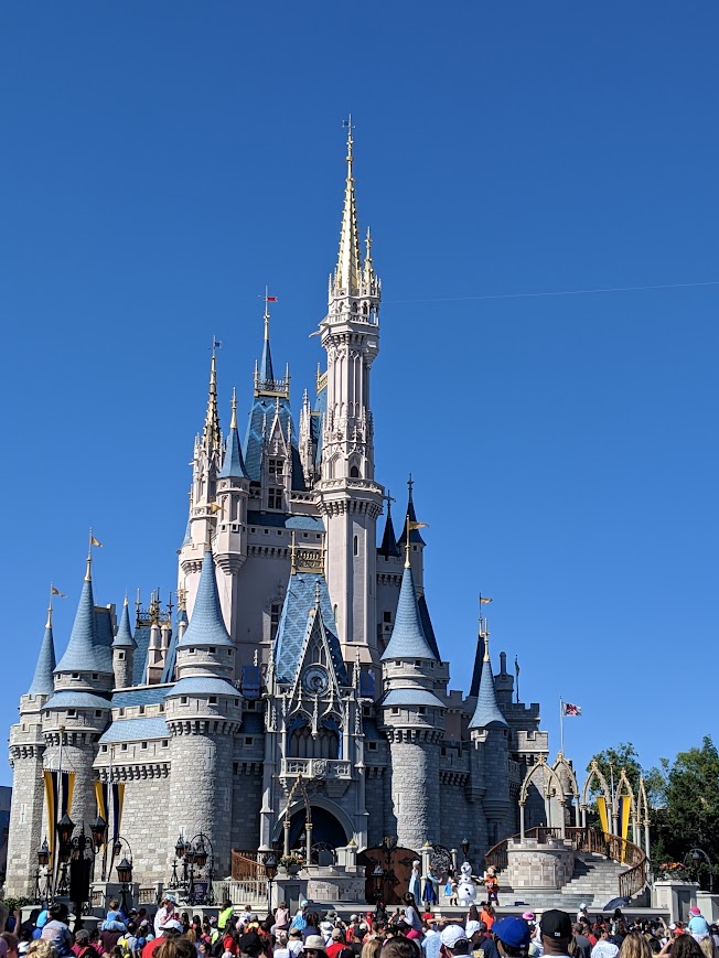 Walt Disney World Resort — el Castillo de Cinderella iluminado con fuegos artificiales