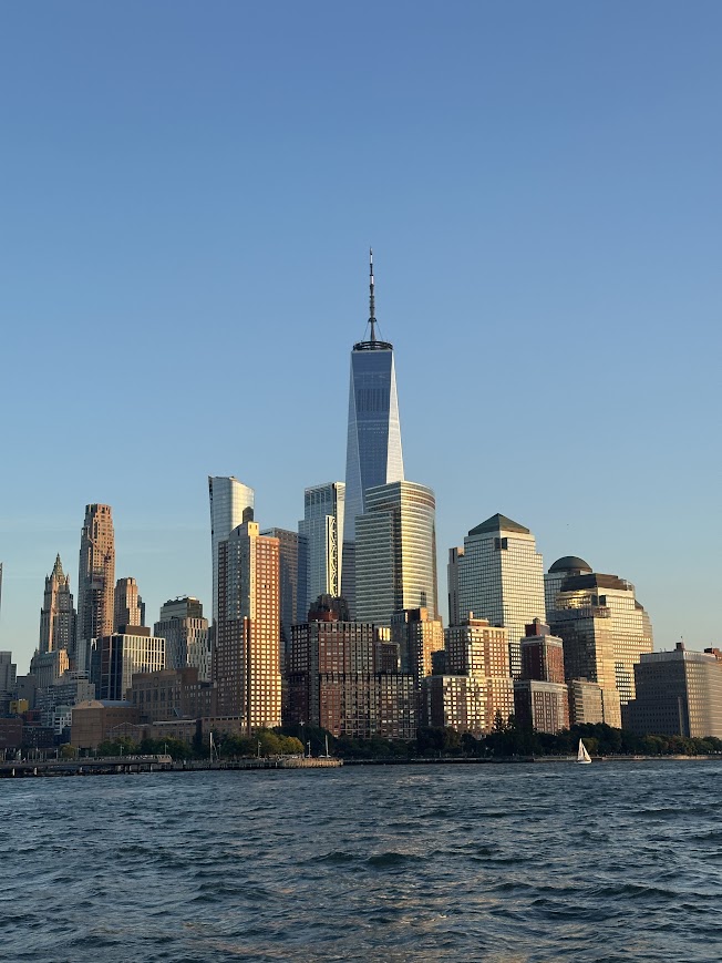 El skyline de Manhattan y el puente de Brooklyn sobre el río Hudson al atardecer