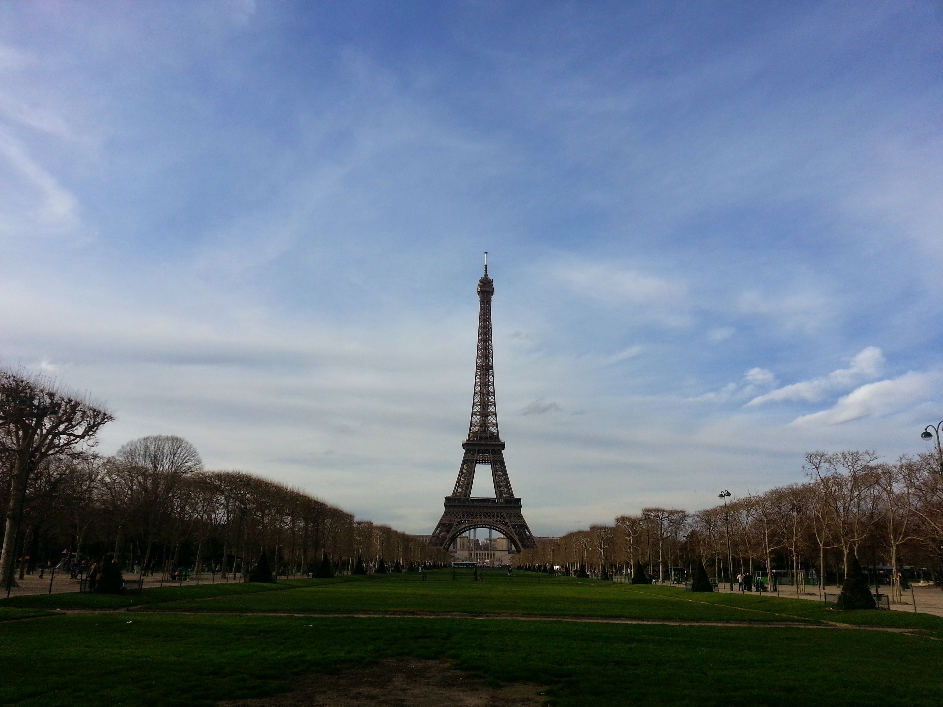La Torre Eiffel iluminada al atardecer sobre el cielo dorado de París
